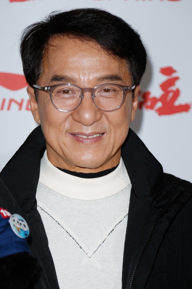 Homofobni starši

Jackie Chan je imel razmerje z nekdanjo mis Kitajske Elaine Ng, ko je bil še poročen z Joan Lin. Plod razmerja je bila leta 1999 rojena hči Etta Ng Chok Lam. Ta je leta 2018 povedala, da sta zaradi homofobnih staršev z dekletom pristali na cesti. Oče in hči nikoli nista vzpostavila stikov in Etta je nekoč izjavila, da igralca ne dojema kot enega od staršev.
