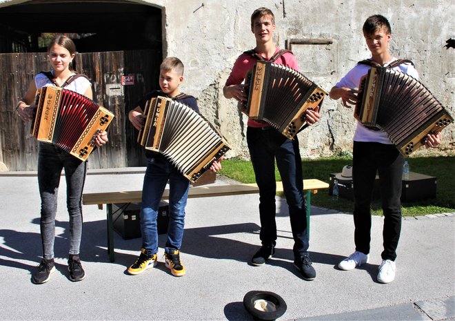 Mladi harmonikarji iz šole Primoža Zvira
