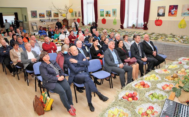 Udeleženci na dan odprtja z županoma občine Polzela in Žalca ter drugimi gosti.
