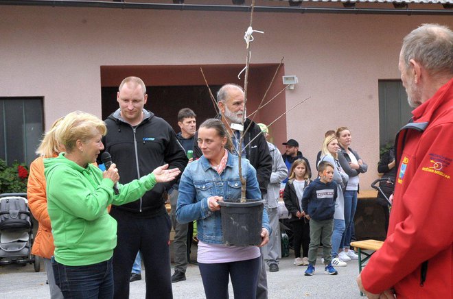 Starši so se razveselili sadik, ki so jih dobili ob rojstvu otroka.
