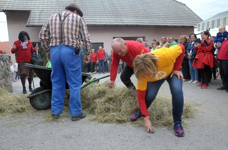 Fotografija: Atraktivne kmečke igre so navdušilče zbrane. FOTOGRAFIJE: Drago Perko
