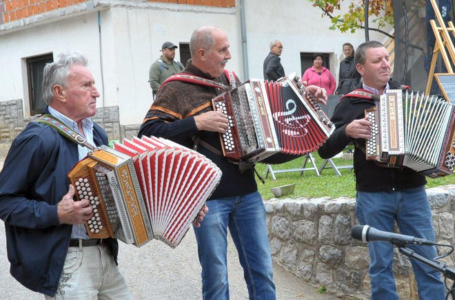 Gospodar Jože Zupančič s harmoniko (v sredini).
