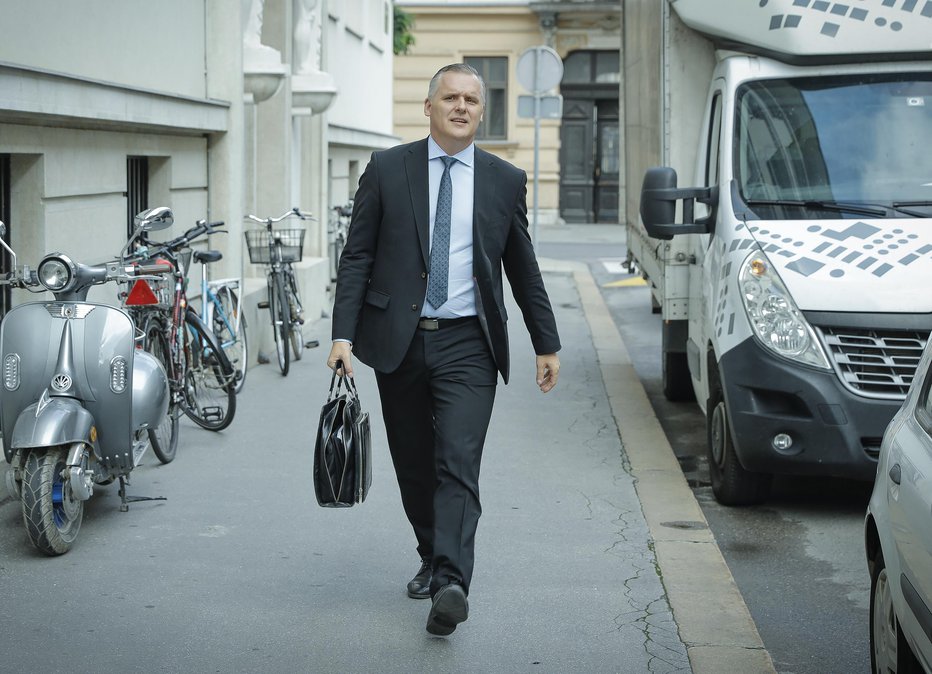 Fotografija: Minister za infrastrukturo Bojan Kumer. FOTO: Jože Suhadolnik, Delo
