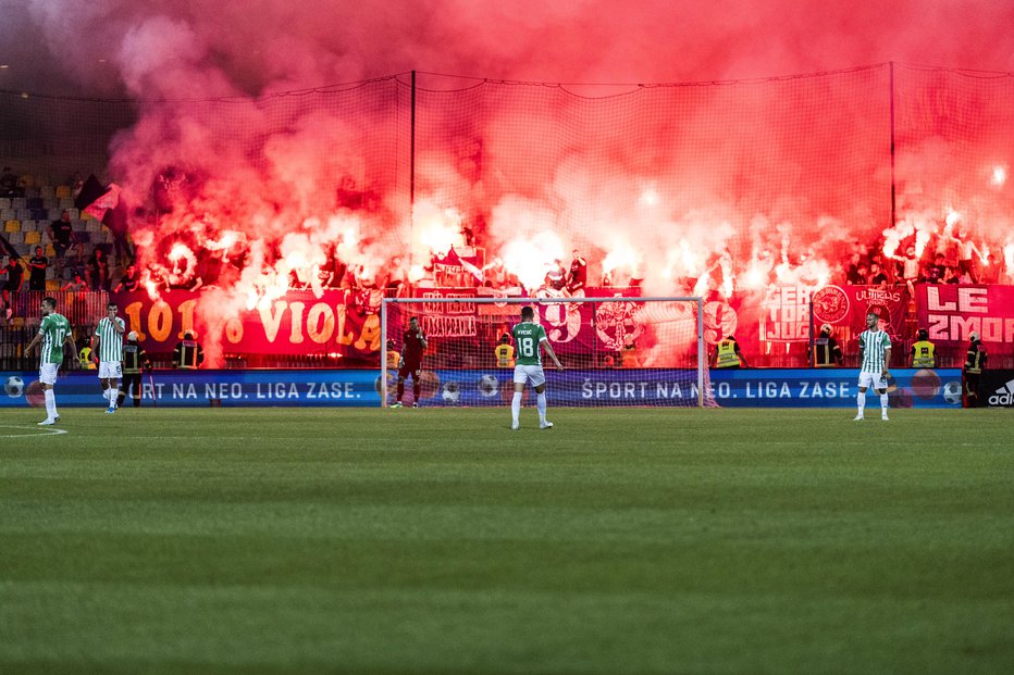 Fotografija: Na tribunah Ljudskega vrta je bilo vroče ob prvem derbiju. Prvič v tej sezoni se tudi v Stožicah obeta številnejši obisk razvajenih navijačev. FOTO: Voranc Vogel
