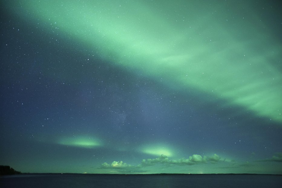 Fotografija: Aurora Borealis, Northern Lights, above lake.