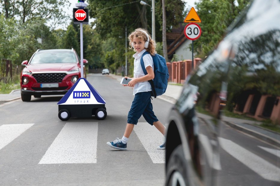 Fotografija: Delovanje inteligentnega robotskega asistenta za pešce IPA2X. FOTO: Aljoša Rebolj
