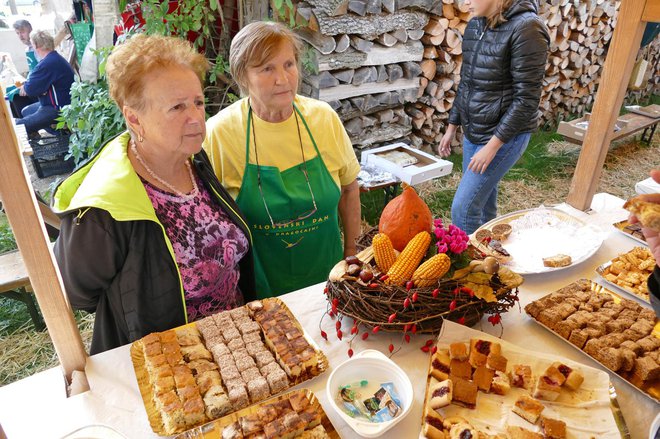 Marija Govekar (levo) in Zdenka Gašperlin sta ponudili pecivo iz beljakov in orehov.
