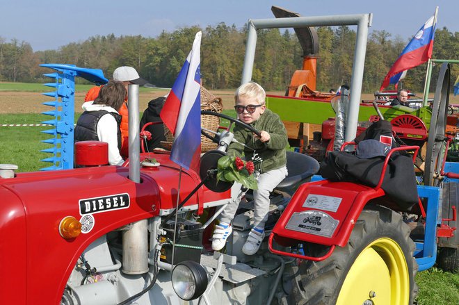 Otroci obožujejo stare traktorje.
