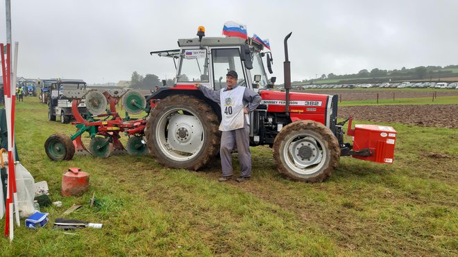 Tekmuje s traktorjem massey ferguson 382. FOTO: Osebni arhiv
