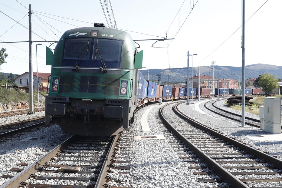 Fotografija: Pred nezavarovanim prehodom čez železniško progo se ni ustavil. Fotografija je simbolična. FOTO: Uroš Hočevar, Delo
