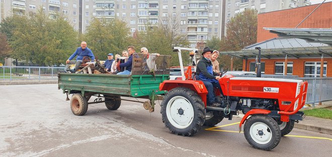 Starodobni traktor in trgači koruze pred fužinskim domom upokojencev. FOTO: Matija Puškarić
