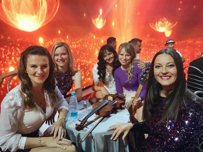 Chicas v zakulisju letošnjega festivala Slovenska polka in valček.
