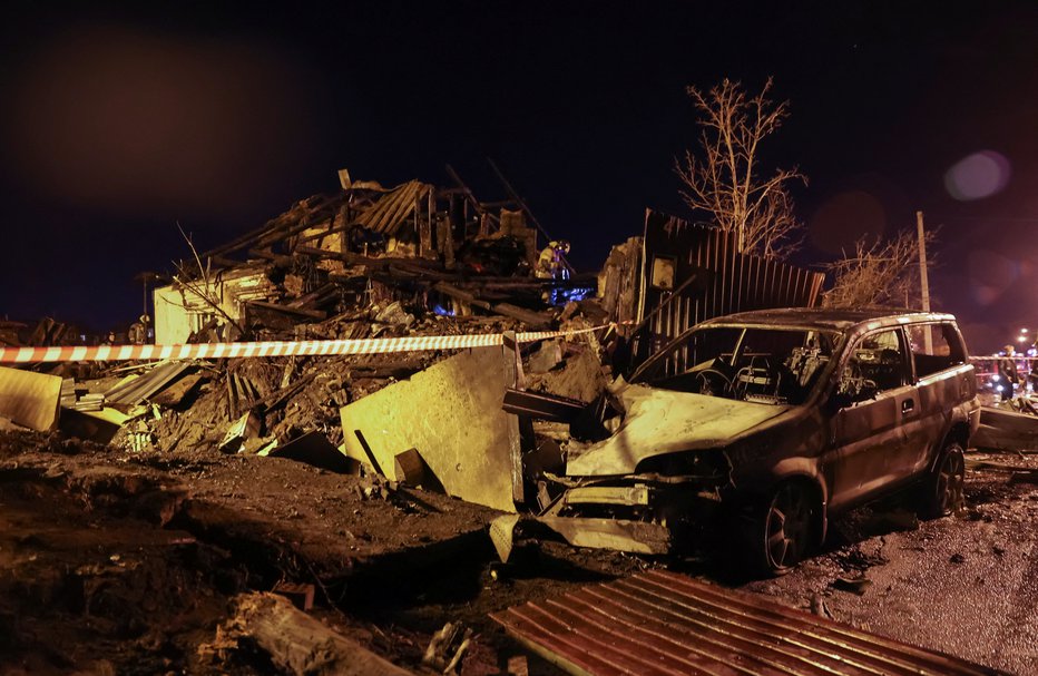 Fotografija: Prizori po strmoglavljenju na stanovanjsko stavbo v Sibiriji. FOTO: Stringer, Reuters
