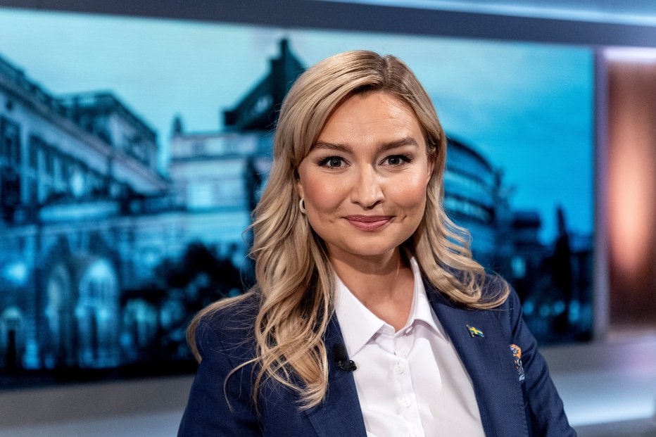 Fotografija: Ebba Busch, vodja Krščanskih demokratov, pozira pred politično razpravo, ki jo je prenašala švedska televizija SVT iz Stockholma. FOTO: Tt News Agency Via Reuters
