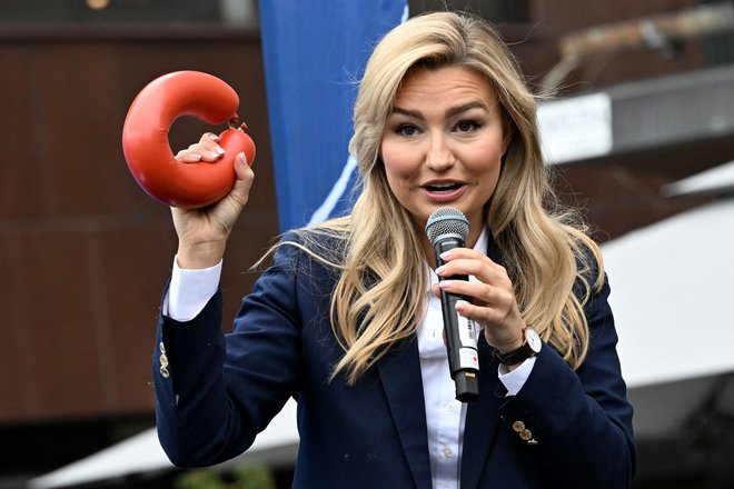 Med govorom pred volilno kampanjo pred splošnimi volitvami v Stockholmu septembra je tako držala falukorv, švedsko klobaso. FOTO: Tt News Agency Via Reuters
