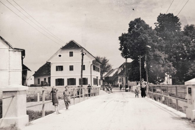 Most, Režajeva domačija in gostilna Filialko v Dolenji vasi. FOTO: Gfd 
