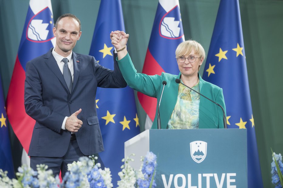 Fotografija: Preživeli smo prvi krog. Predsedniških volitev. FOTO: Jure Eržen, Delo
