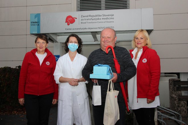 Ob jubileju so mu čestitale Barbara Ozimek, dr. Mojca Šimc in Alijana Guculovič.
