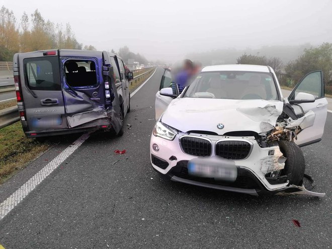 Včeraj je počilo na avtocesti med Logatcem in Vrhniko. FOTO: PGD Dolnji Logatec
