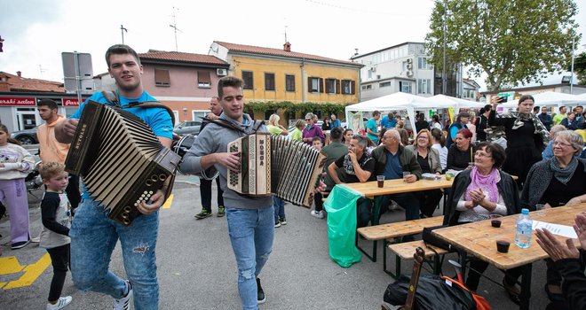 Karlo Budan (levo) in Tilen Cupin sta med obiskovalci prireditve Nonina žlica na Škofijah poskrbela za dobro voljo. Foto: Alan Radin
