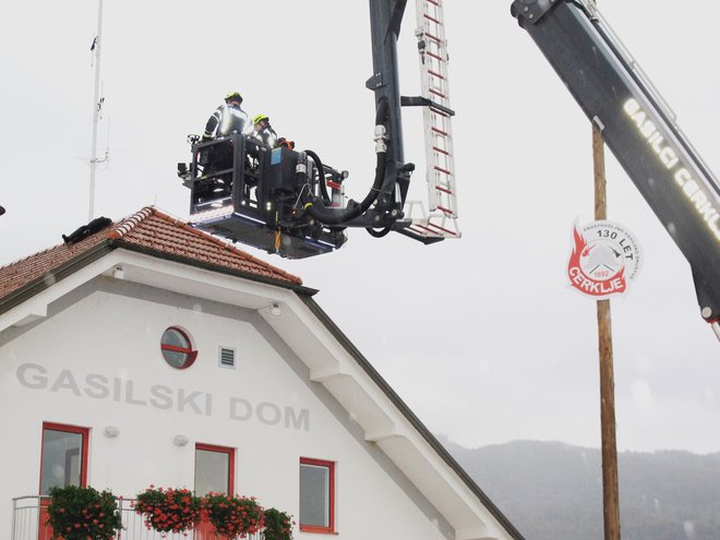 Ponesrečenca so reševali s strehe gasilskega doma.
