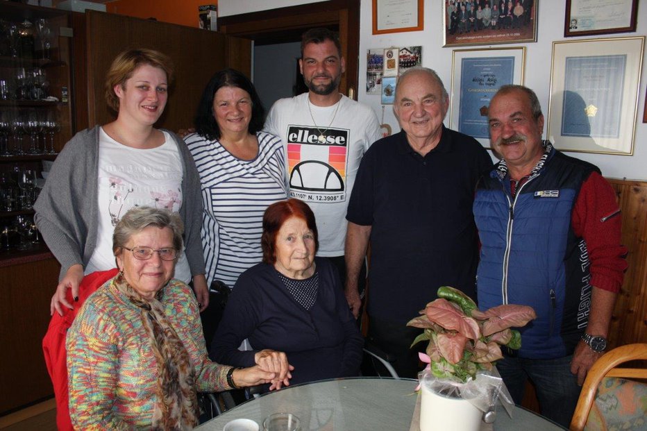 Fotografija: Gostitelji in gostje so si imeli veliko povedati. FOTOGRAFIJI: Ludvik Kramberger
