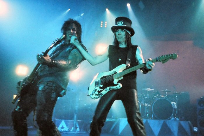 Fotografija: Nikki Sixx in Mick Mars v akciji. FOTO: Alec MacKellaig, Wikipedia
