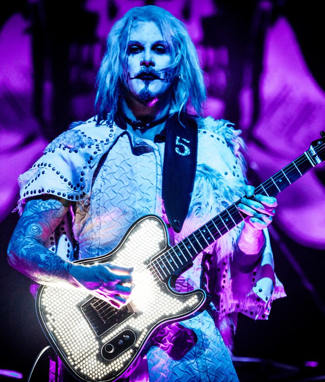 John 5, nekdanji kitarist skupine Marylin Manson in spremljevalnega banda Roba Zombieja, bo prevzel njegove koncertne dolžnosti. FOTO: Tyrel Snowden, Wikimedia
