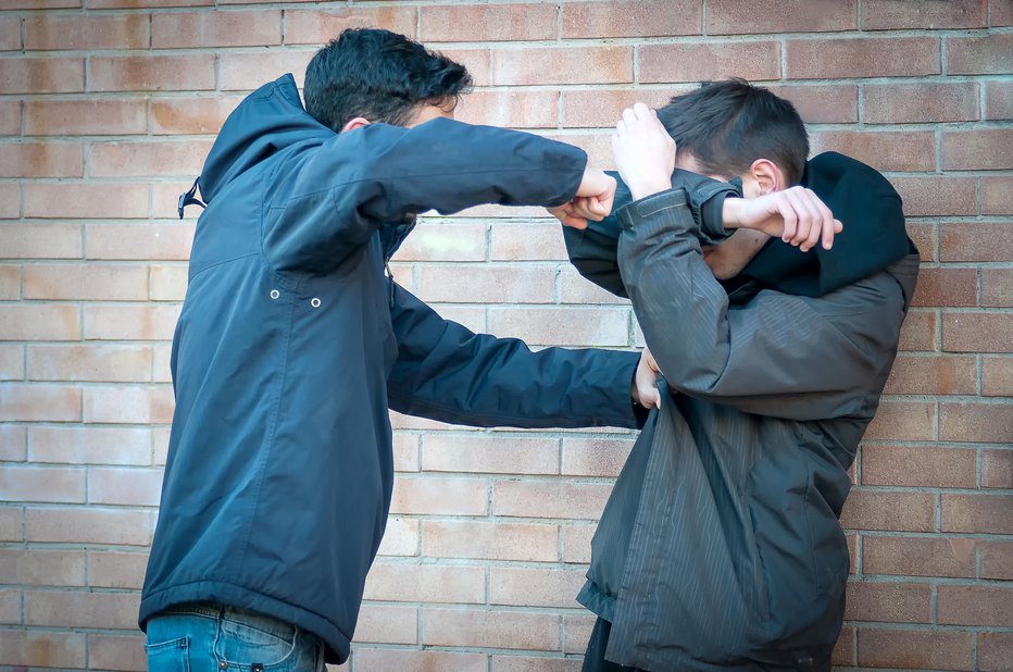 Fotografija: Vsako nasilje lahko prijaviš policiji na 113, lahko tudi anonimno na št. 080 1200. FOTO: Getty Images
