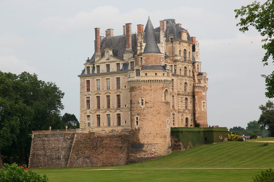 Fotografija: Chateau de Brissac v Franciji je kraj, kjer straši Zelena dama, ki naj bi bila Charlotte, nezakonska hči kralja Karla VII., ki je nosila zeleno obleko, ko jo je skupaj z njenim ljubimcem ubil njen mož. Menda jo pogosto vidijo, kako tava po hodnikih in sobanah s praznimi očesnimi votlinami.
