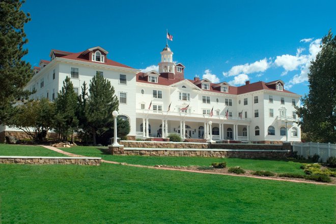 Hotel Stanley v ameriškem Coloradu je navdihnil knjigo The Shining (Izžarevanje) Stephena Kinga, ko je ta v njem neko zimsko noč celo prespal. Tudi vi lahko, čeprav gostje poročajo o maničnem smehu in klavirski glasbi, ki odmevata po hodnikih.
