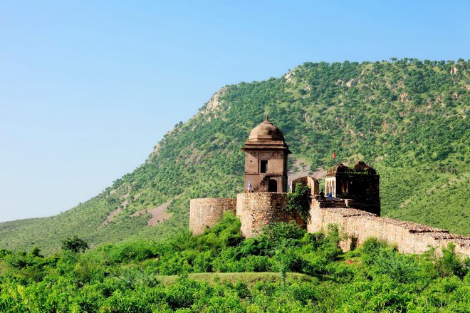 Utrdbo Bhangarh in kraj, kjer stoji v Indiji, je preklel zlobni čarodej, ko ga je zavrnila princesa Ratnavi. Vse duše, ki bodo vstopile, bodo tam ujete za vedno, izza zidov pa naj bi se slišali grozljivi zvoki. Celo indijska vlada je tako ljudem prepovedala vstop med sončnim zahodom in vzhodom.
