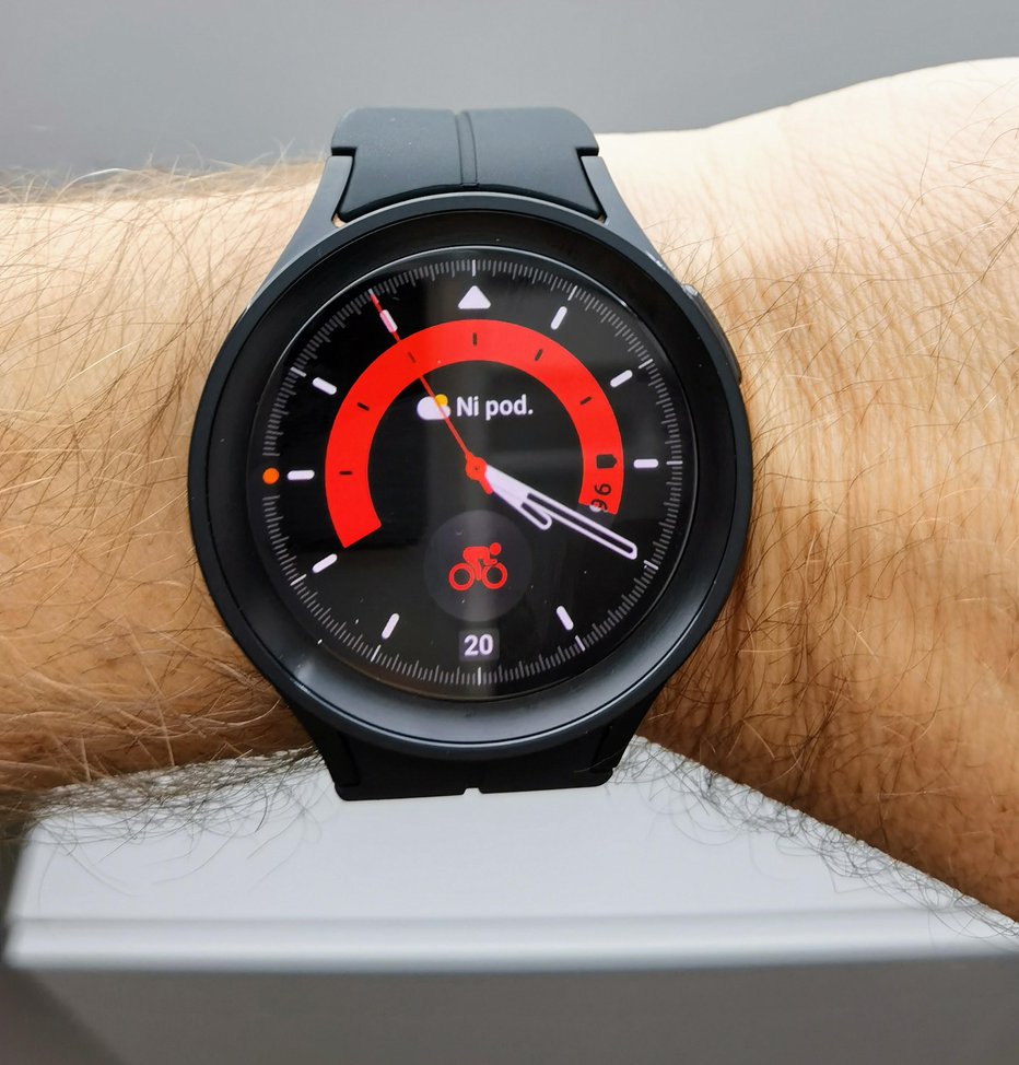 Fotografija: Samsung galaxy watch 5 pro naj bi prenesla marsikaj. FOTO: Staš Ivanc
