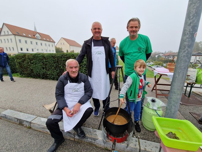 Tudi mlade je treba navajati na kuhanje, mar ne? Tole so člani Turističnega društva Velike Malence.
