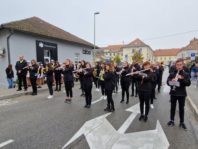 Družno so zaigrali članice in člani Pihalnega orkestra Kapele in Gasilskega pihalnega orkestra Loče.
