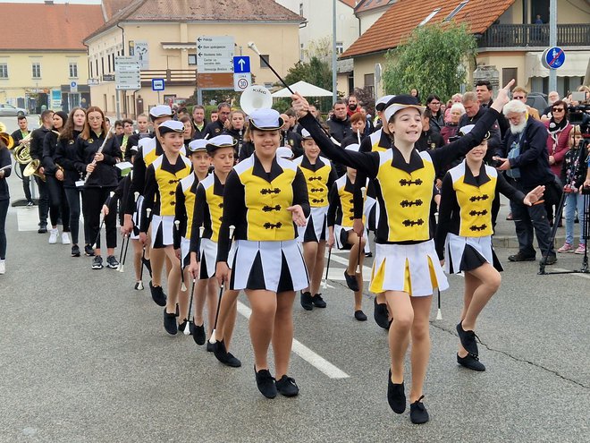 Ob zvoku pihalnega orkestra so zaplesale Dobovske mažoretke.
