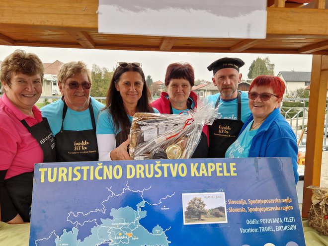 Članice in člani Turističnega društva Kapele so imeli najlepšo stojnico. 
