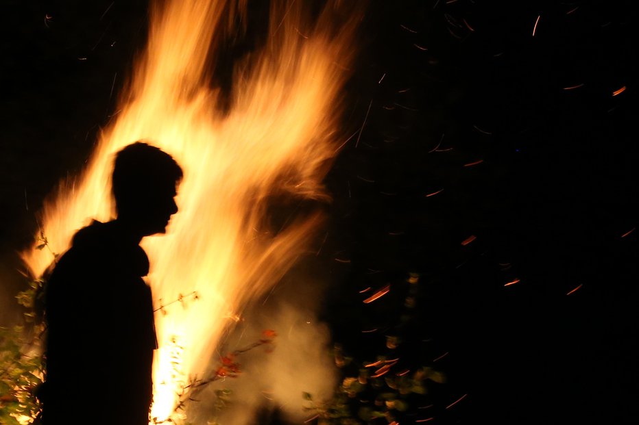 Fotografija: Na kraju so posredovali gasilci, ki so požar pogasili. Fotografija je simbolična. FOTO: Tomi Lombar, Delo
