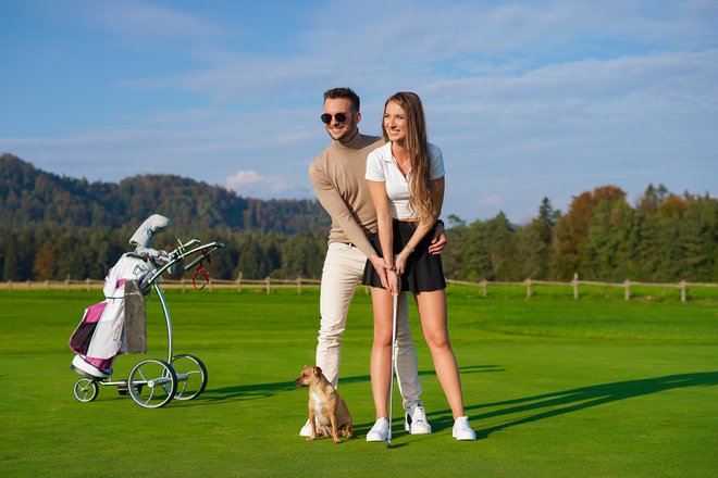 Za Eno bolho na pomoč so posneli videospot, kjer se je pevki Luciji na golf igrišču pridružil glasbenik Blaž Brudar.
