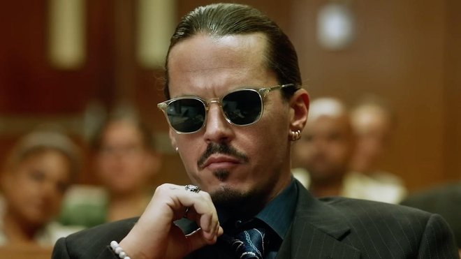 Boji se njihovih poslikanih obrazov

Fobija, s katero se spopada igralec, ima pomenljivo ime: klovnofobija. Da, na smrt ga je strah klovnov. Takole je svoj odnos do njih Johnny Depp opisal v enem od intervjujev: »Ne prenesem pogleda nanje, na njihove poslikane obraze. Vseeno je, ali predstavljajo veselega ali jeznega klovna, vedno se mi zdi, da je pod poslikavo nekaj grozljivega in temačnega, skratka, potencialno zlo.«
