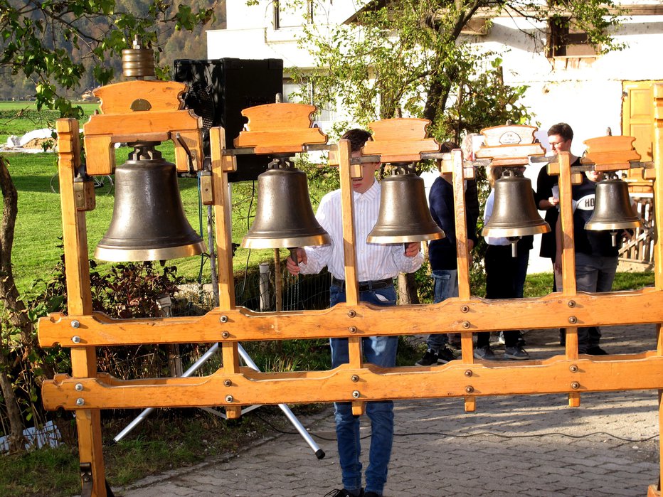 Fotografija: Slovesnost so začeli mladi pritrkovalci pod vodstvom prof. Irme Močnik.
