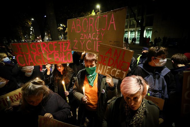 Protesti proti prepovedi splava razen v izjemnih primerih po smrti 30-letne nosečnice na Poljskem FOTO: REUTERS
