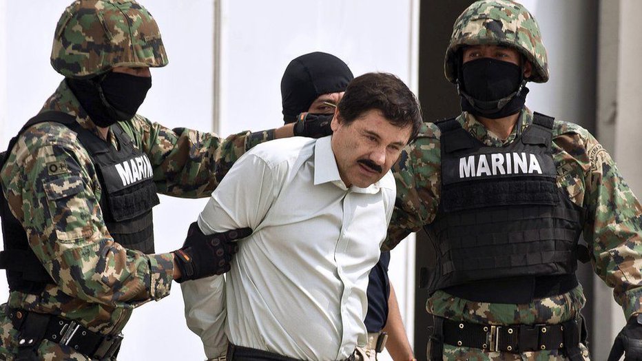 Fotografija: Aretacija zloglasnega kralja mamil El Chapa. FOTO: Getty Images
