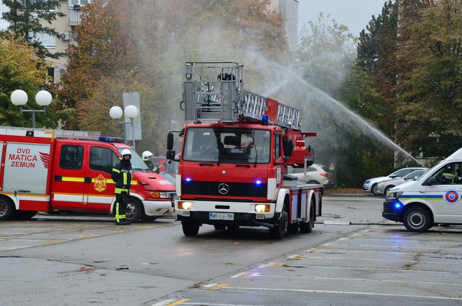 Avtolestev so ob predaji tudi zalili, kot pravijo, za srečo. FOTOgrafije: Željko Mutavdžič
