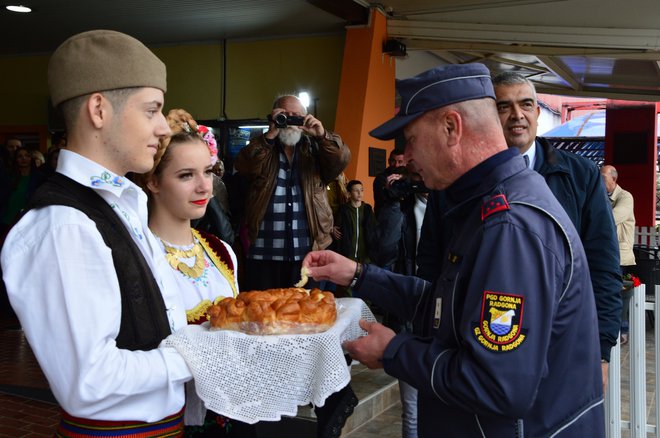 Pričakali so jih v narodnih nošah, s kruhom in soljo.
