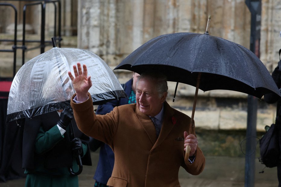 Fotografija: Karel III. se mudi na obisku v Yorku. FOTO: Russell Cheyne, Reuters
