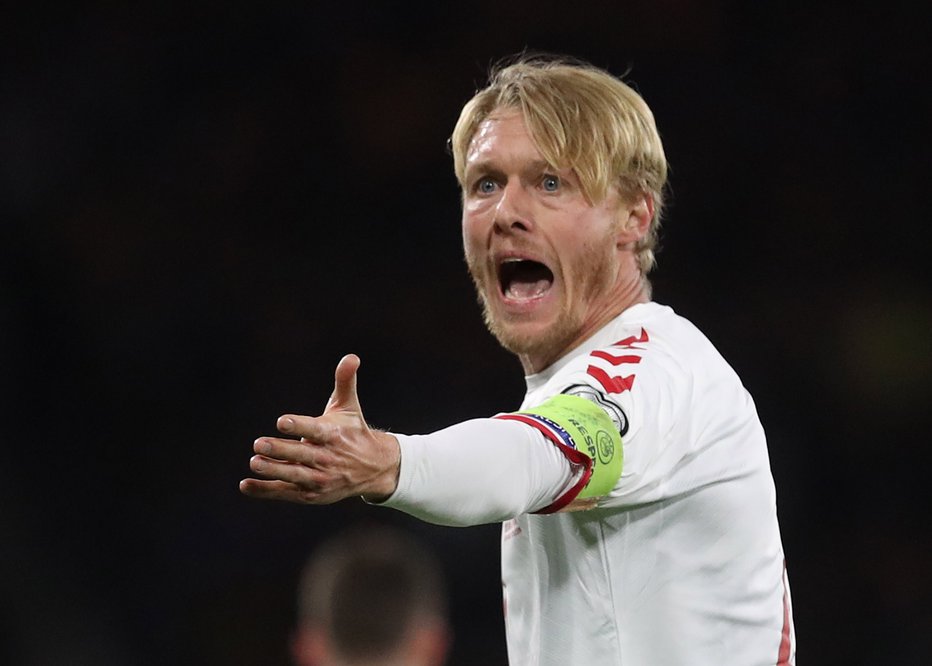 Fotografija: Simon Kjaer kot kapetan uspešno vodi Dance na igrišču. FOTO: Russell Cheyne/Reuters
