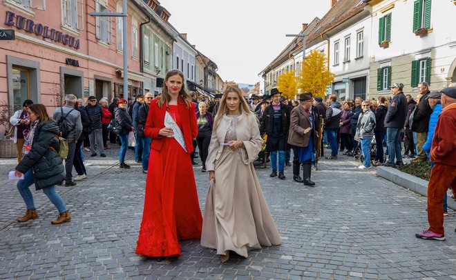 Lepi in pametni pa še vinograd imata! Neža Jarc, vinska kraljica Maribora, in Ana Protner, vinska kraljica Slovenije.
