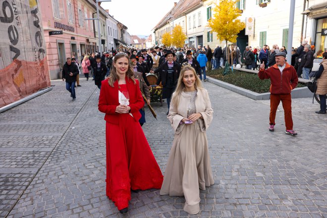 Sprehod Malečniških bračev, mariborske vinske kraljice Neže Jarc, slovenske vinske kraljice Ane Protner in župana Saše Arsenoviča od Stare trte do Trga Leona Štuklja. FOTO: Mediaspeed
