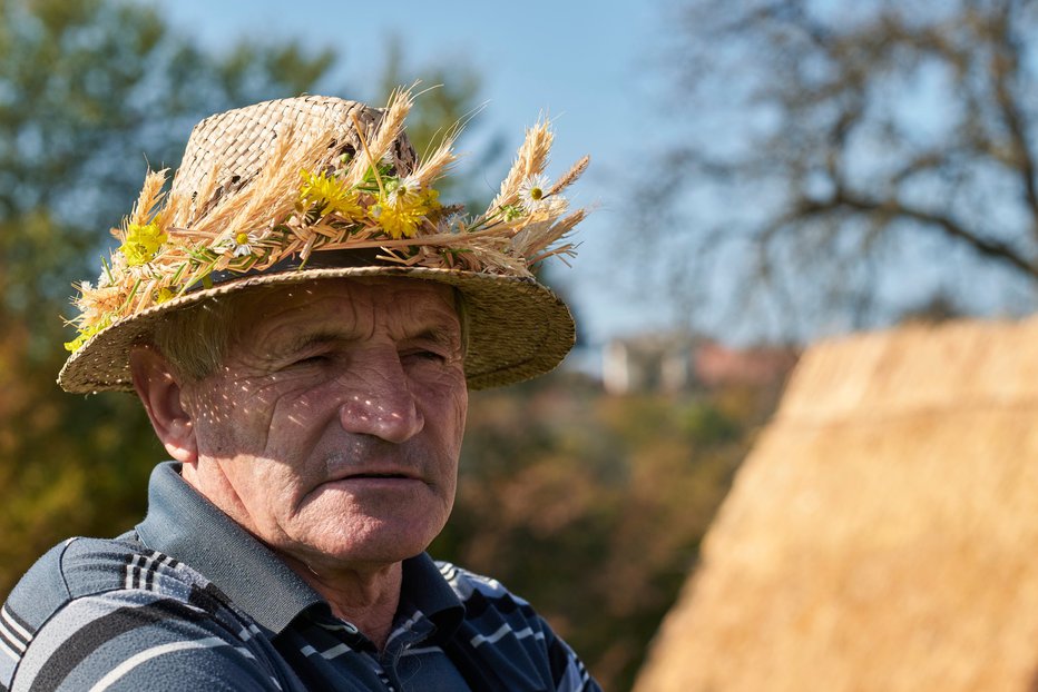 Fotografija: Kljub zrelim letom mojster Anton v slogu mačke leze po strehi.
